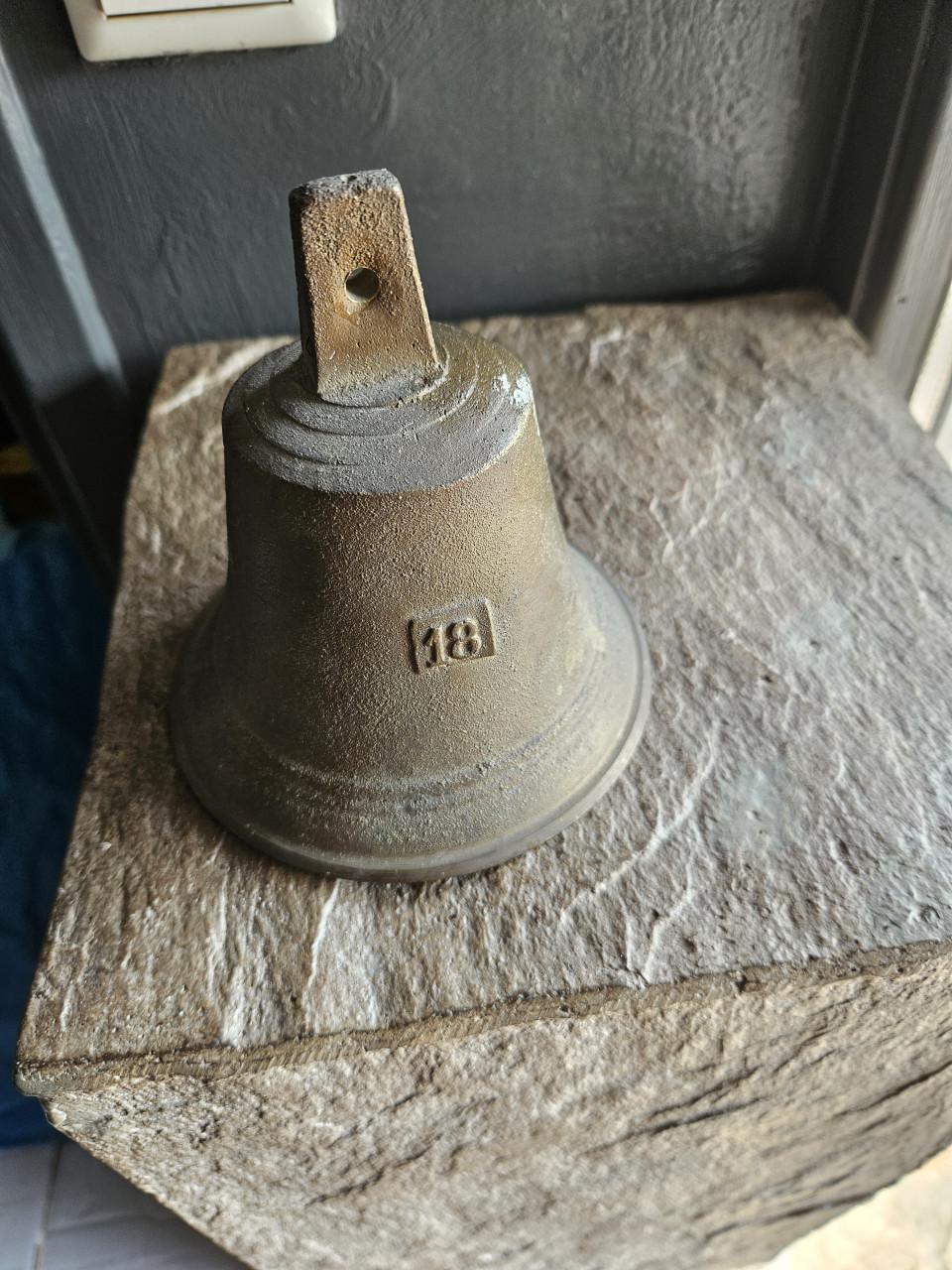 Antieke zware bronzen scheepsbel met '18' Markering