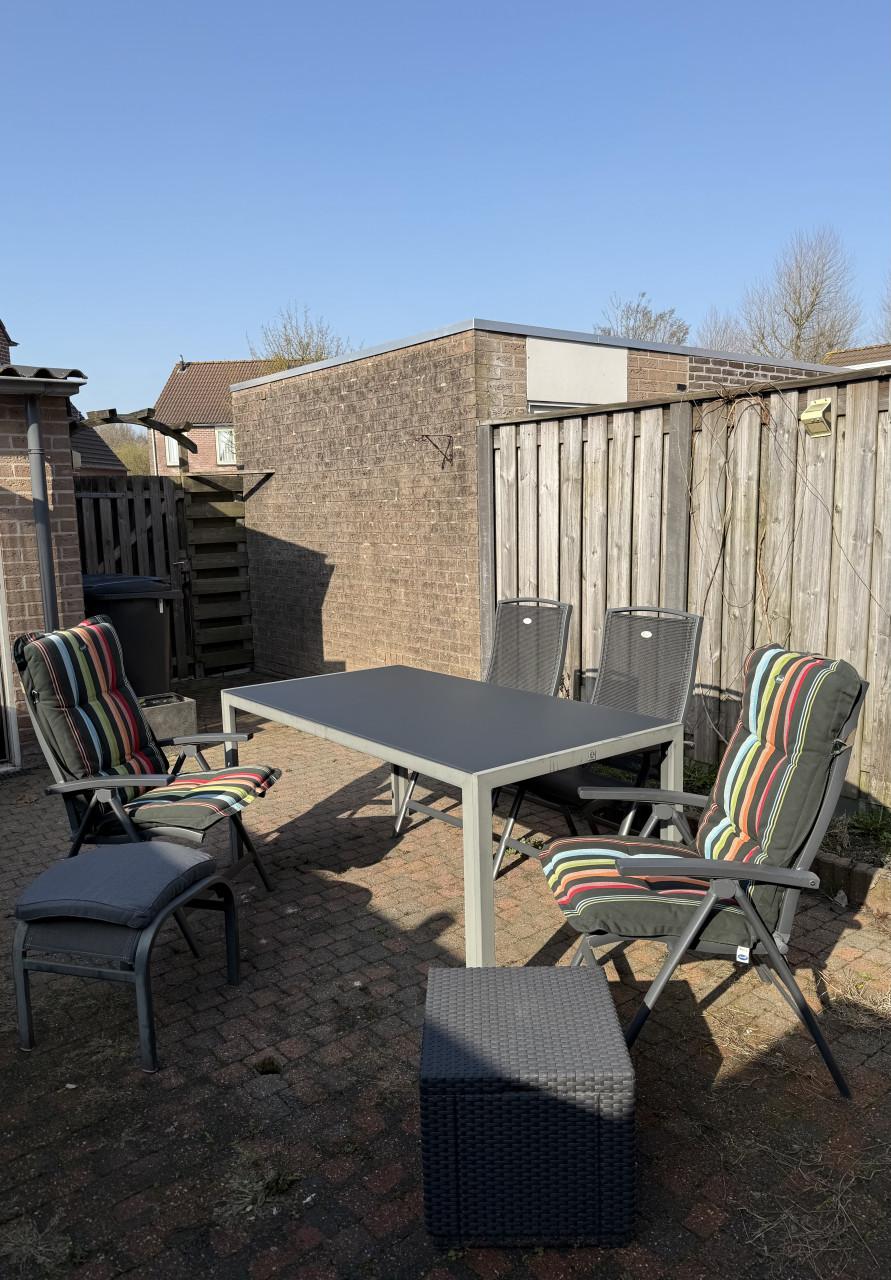 Tuintafel/ 4 Hartman verstelb stoelen. 4 kussens,  Kubus en voetenbankje.