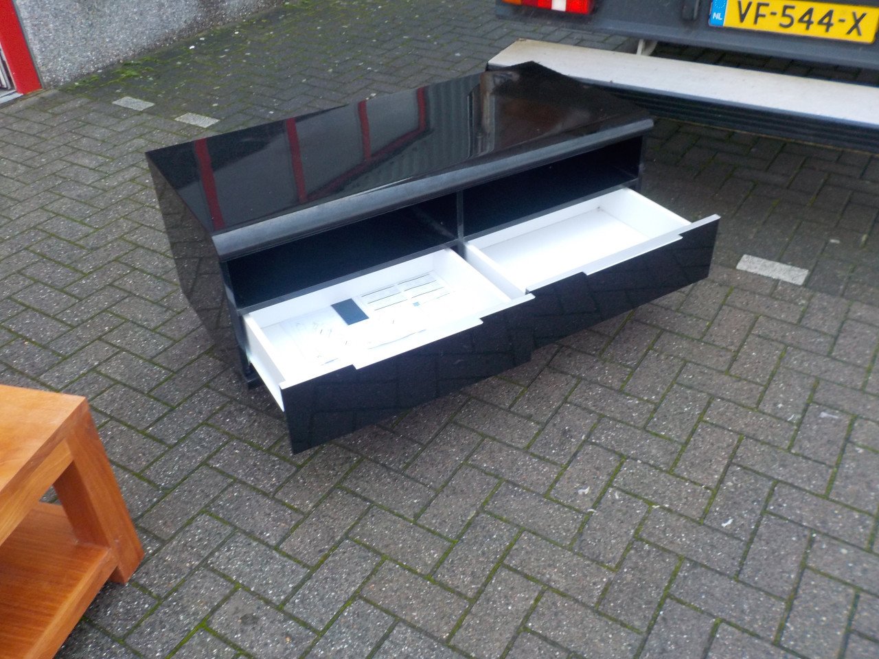 Glanzende zwarte t.v. meubel met 2 laden in zeer goede staat