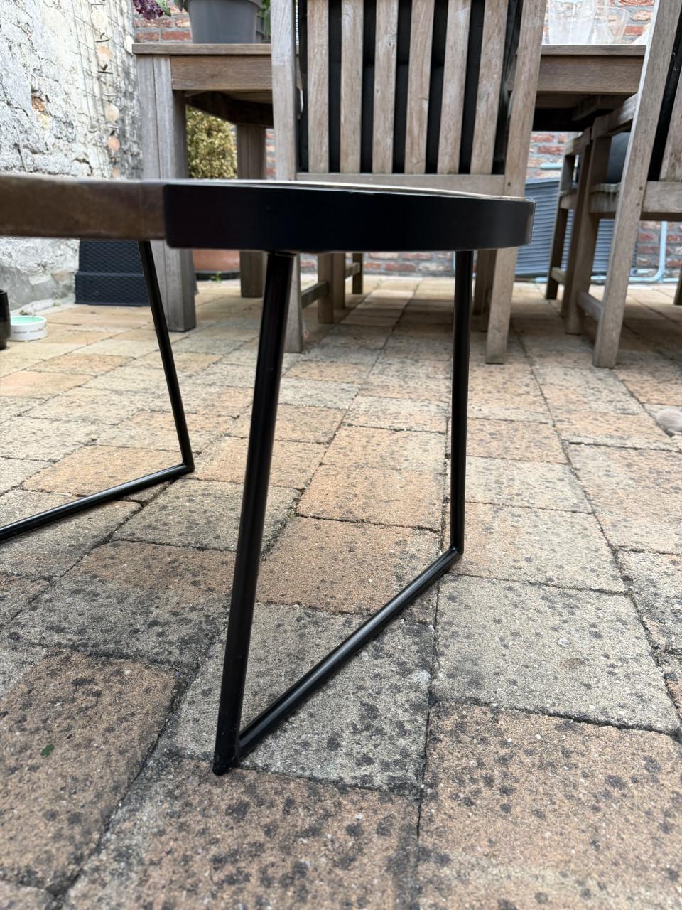 Houten bijzettafel met zwart stalen frame.