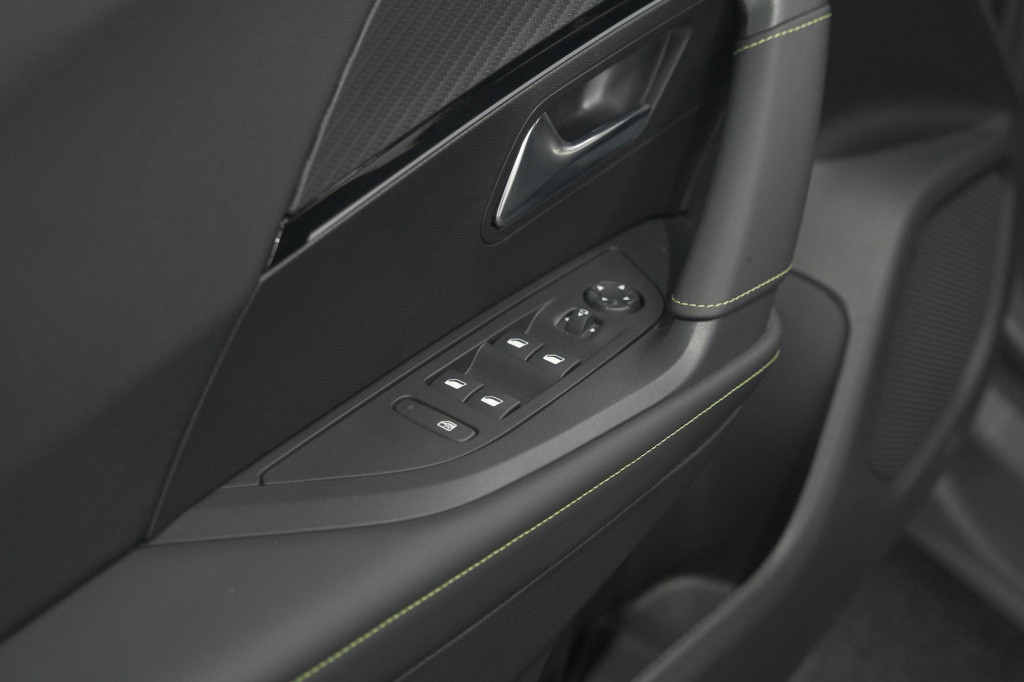 Peugeot 2008 puretech 130 eat8 gt | 360 camera | stoelmassage | adaptieve c