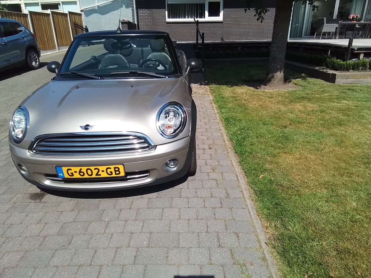 Mini cabrio one vol leer 6 versnelling airco  in zeer goede staat bj 2011