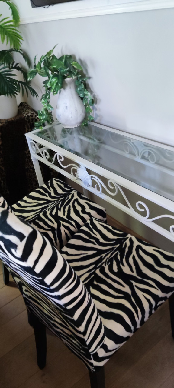 2x zebra gestreepte eettafelstoelen evt. met witte sidetable