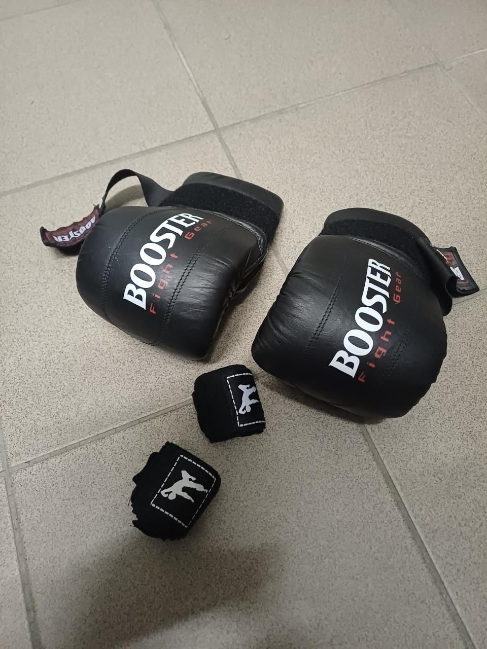 Staande bokszak met bokshandschoenen