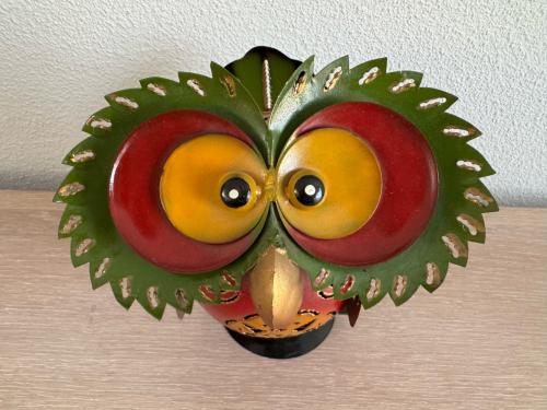 Handgemaakte, kleurrijke uil van gerecycled blik