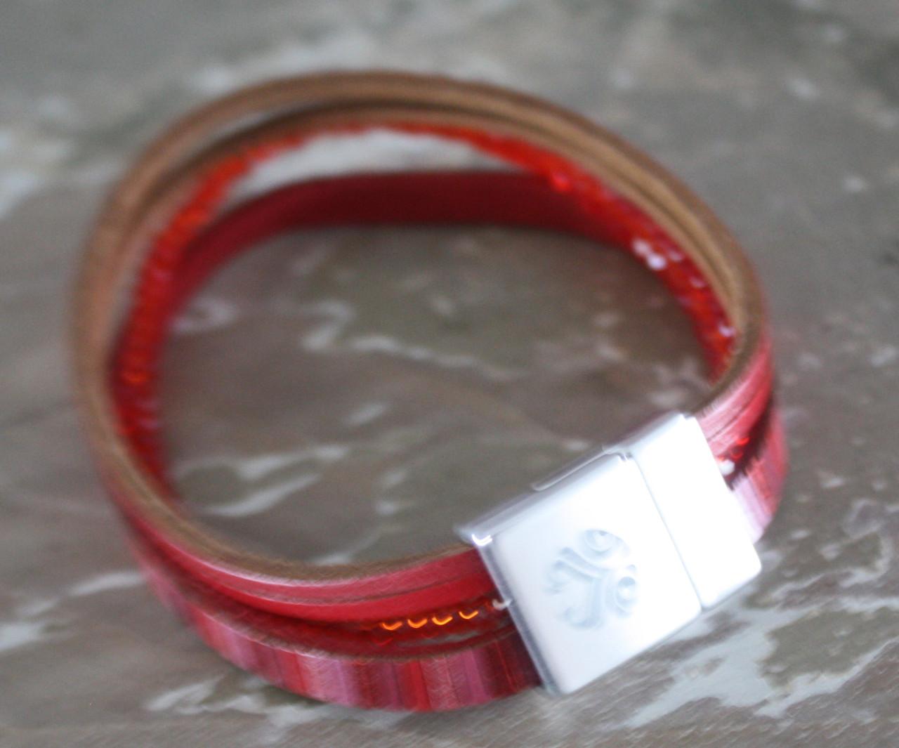 Armband met rode bandjes