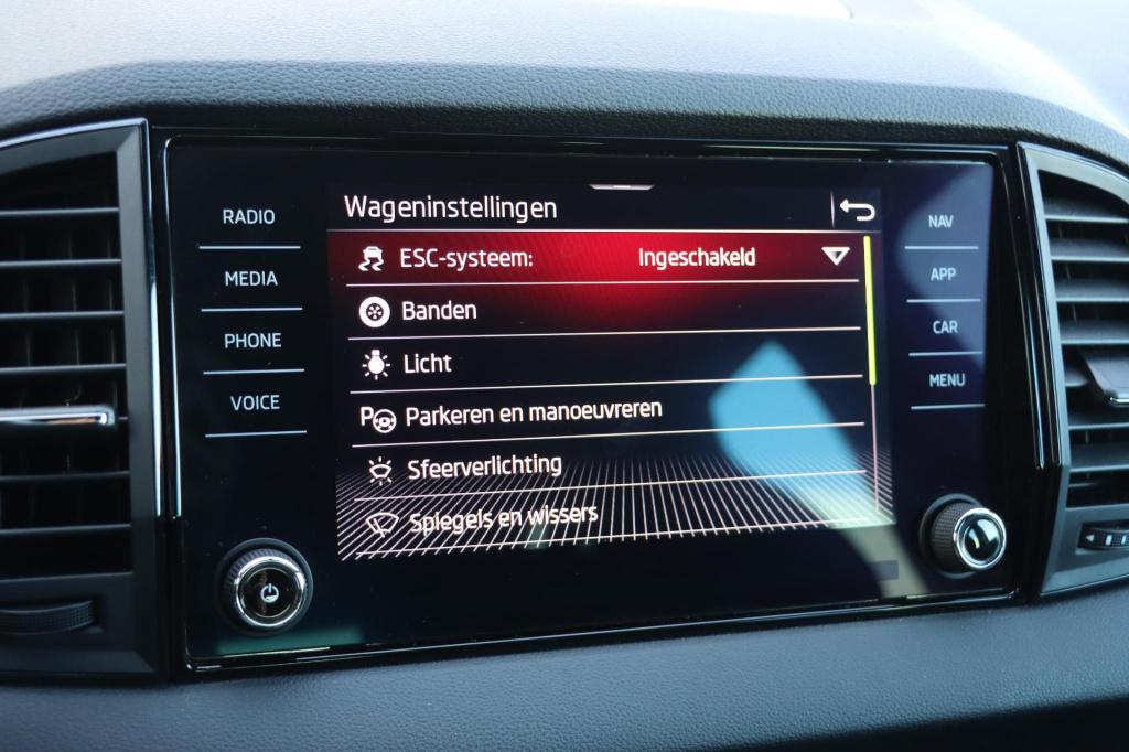 Skoda Karoq 1.5 tsi 150pk dsg7 sportline business | trekhaak | camera | car