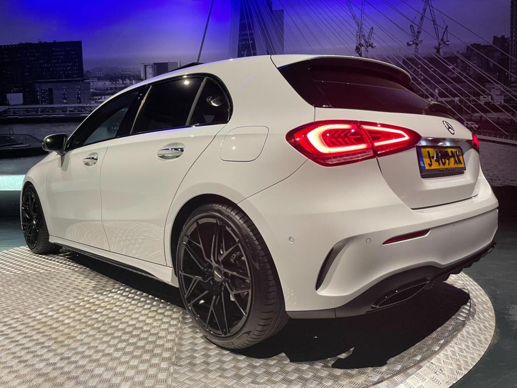 Mercedes-Benz A-Klasse 180 business solution amg *nl auto*led*pano*camera*