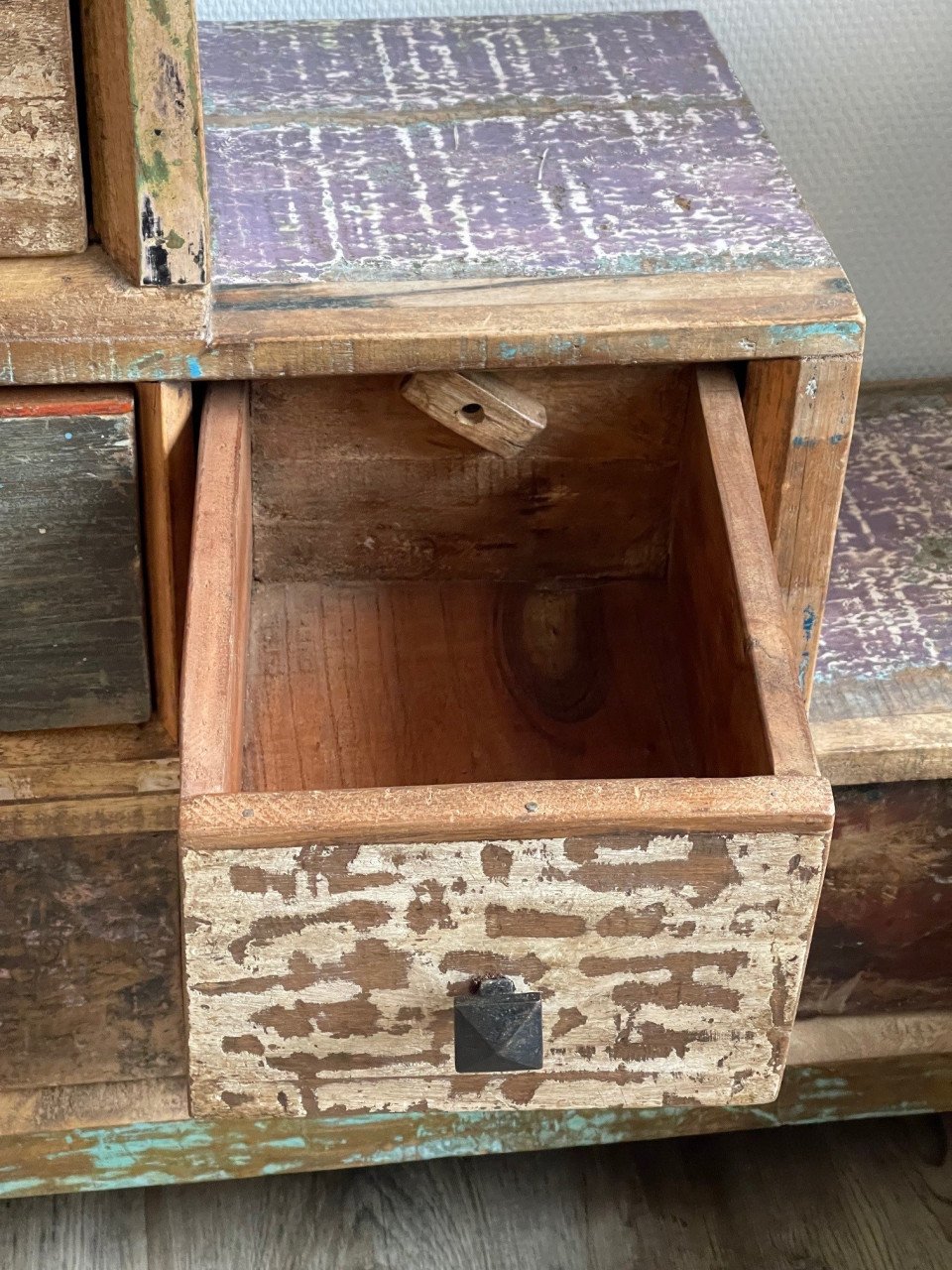 Trapkastje van massief gerecycled hout