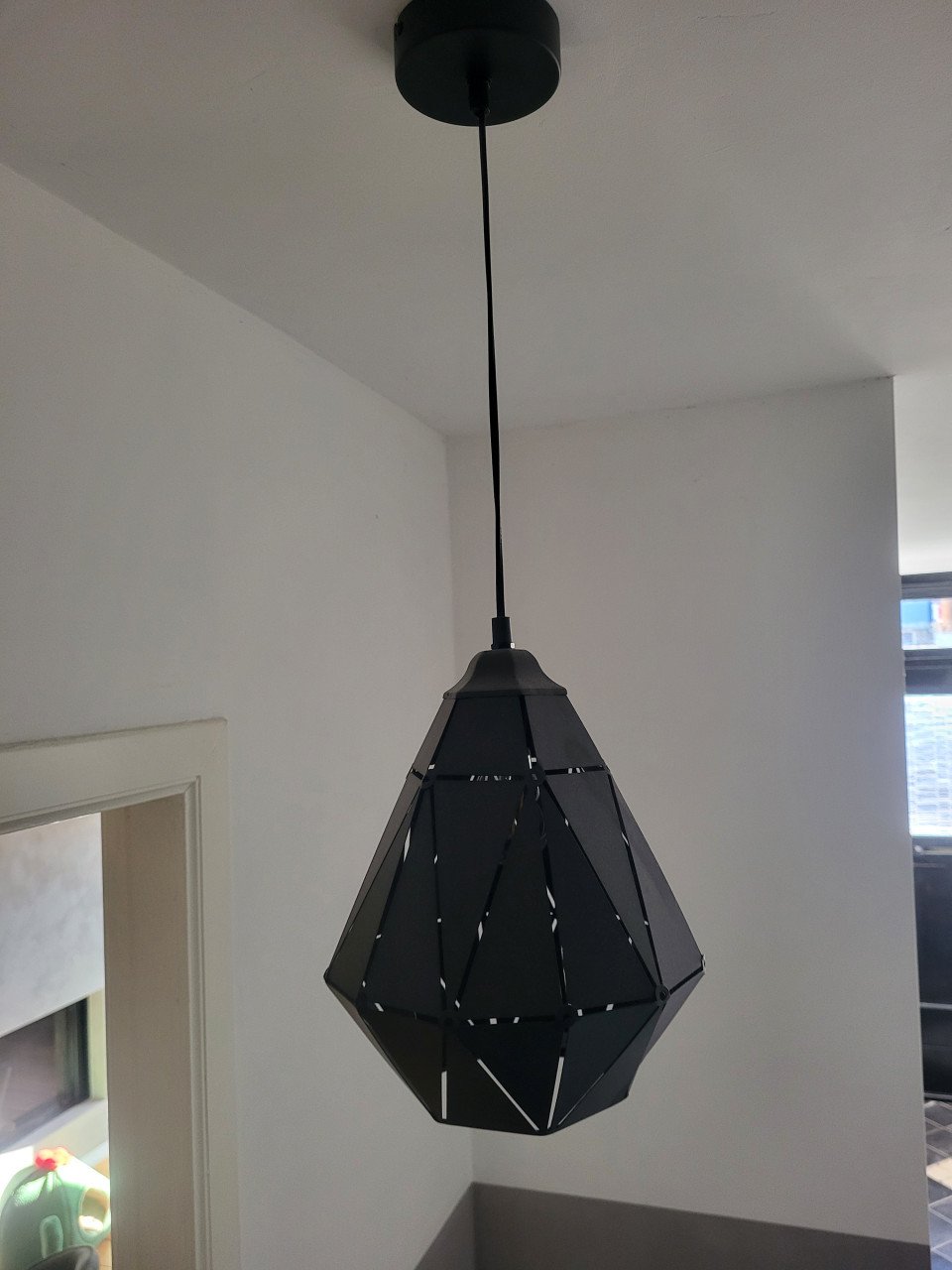 2 zwarte hanglampen