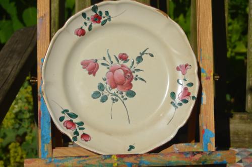 Div. aardewerk borden floraal decor op 1 na 19e/20e eeuw (2)