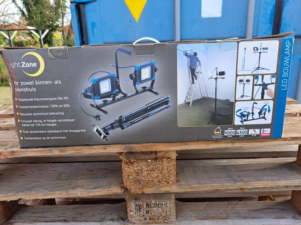 2 LED BOUWLAMPEN OP STATIEF