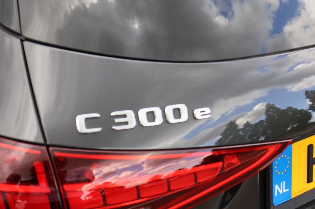 Mercedes-Benz C-Klasse estate 300 e amg line l distronic l mbux l stoelverw
