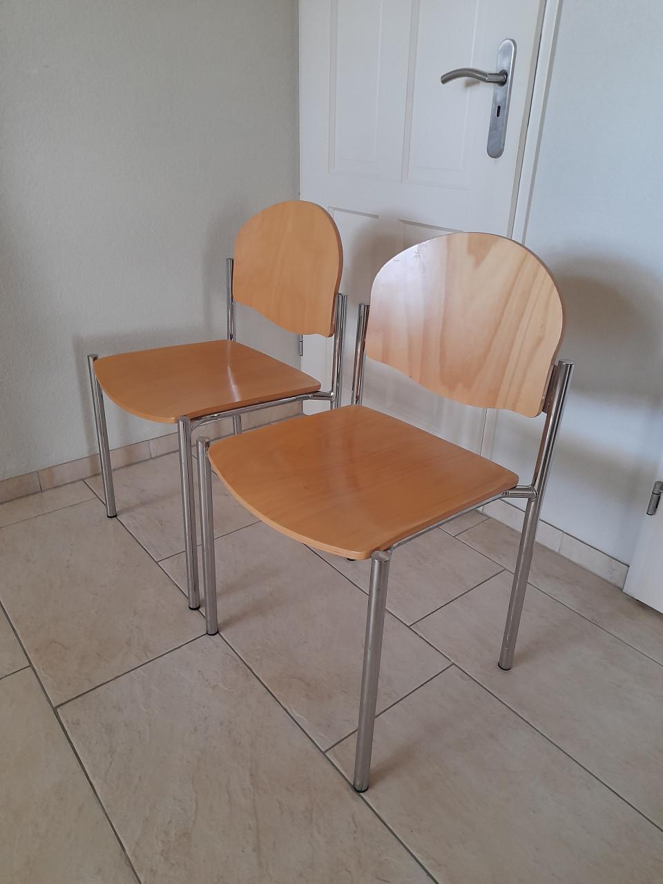 2 stevige stoelen (in goede staat )