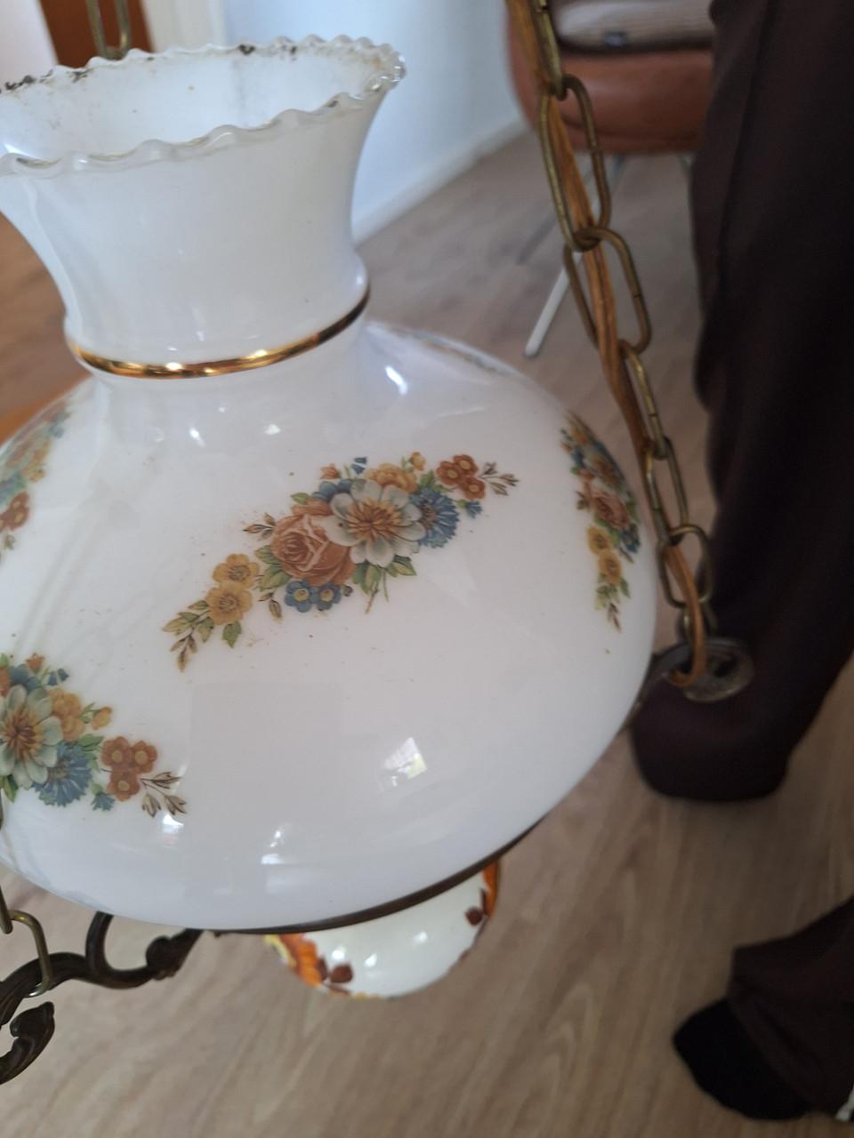 Vintage hanglamp met bloemmotief werkt op elektrisch