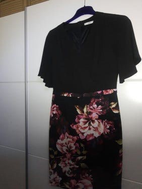 Zwart gebloemd stretch jurkje mt 38        7,50