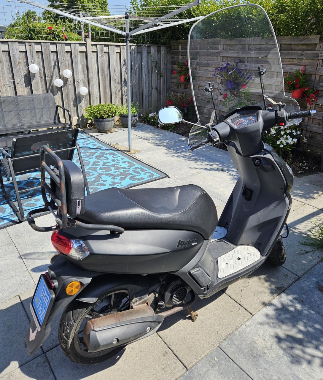 Scooter Peugeot Kisbee