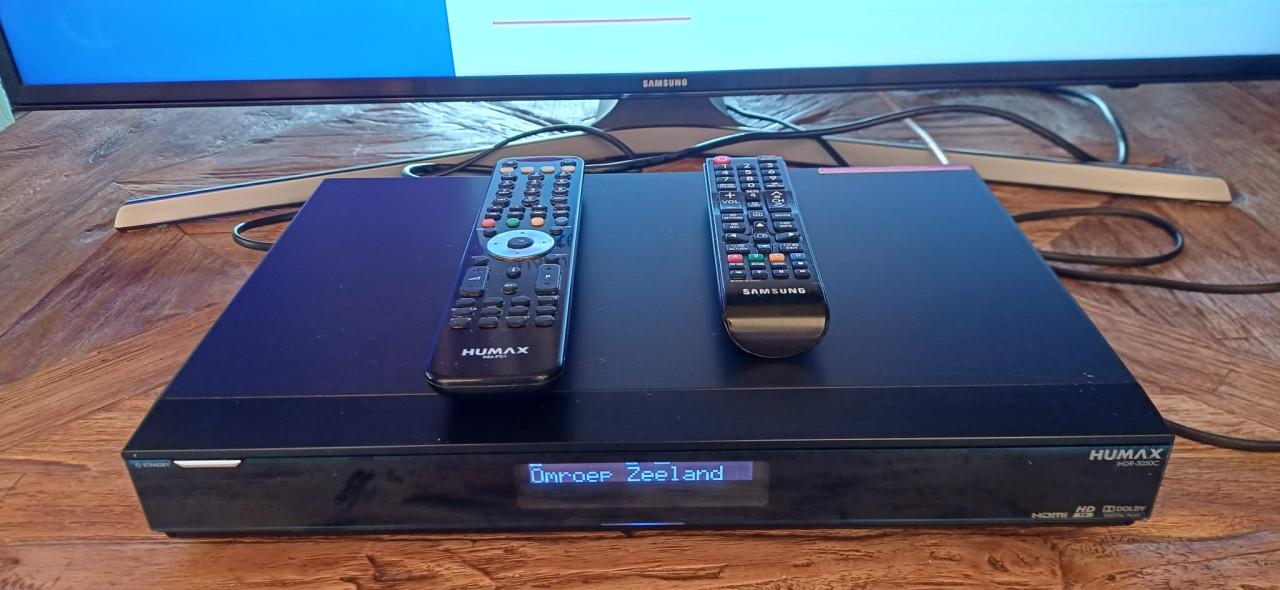 Samsung  40inch 4K Smart tv UE40MU6120 met GRATIS Humax 5050C 320GB opname.