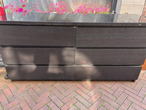 Zwarte drie laden kast zes lades in totaal