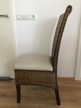 Eetkamerstoelen riet, zitting opnieuw bekleed met leer.