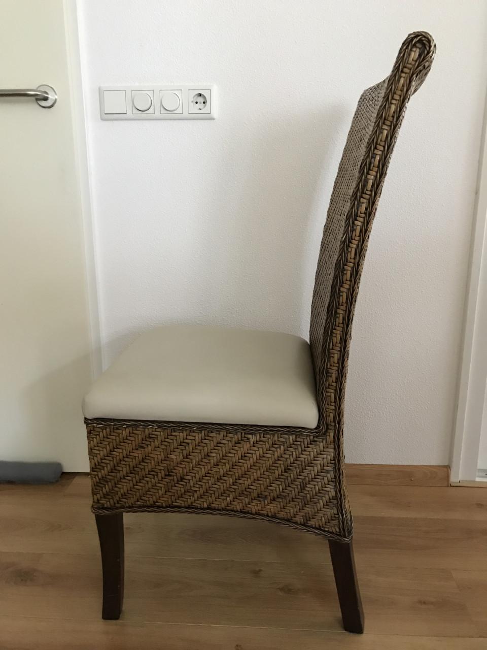 Eetkamerstoelen riet, zitting opnieuw bekleed met leer.