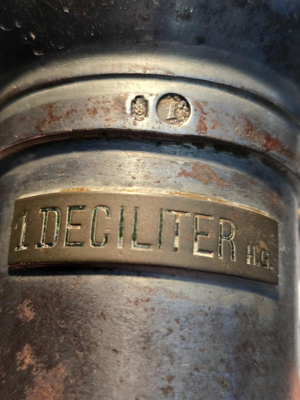 Oude metalen melkmaat van 1 deciliter, H. Houtgraaf (H.G.)  1930-1931