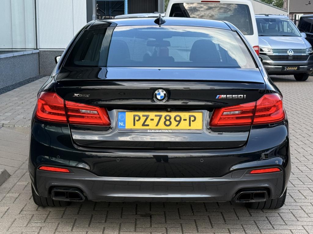 BMW 5 Serie m550i xdrive high executive | 4ws | soft-close | pano | b&w | m