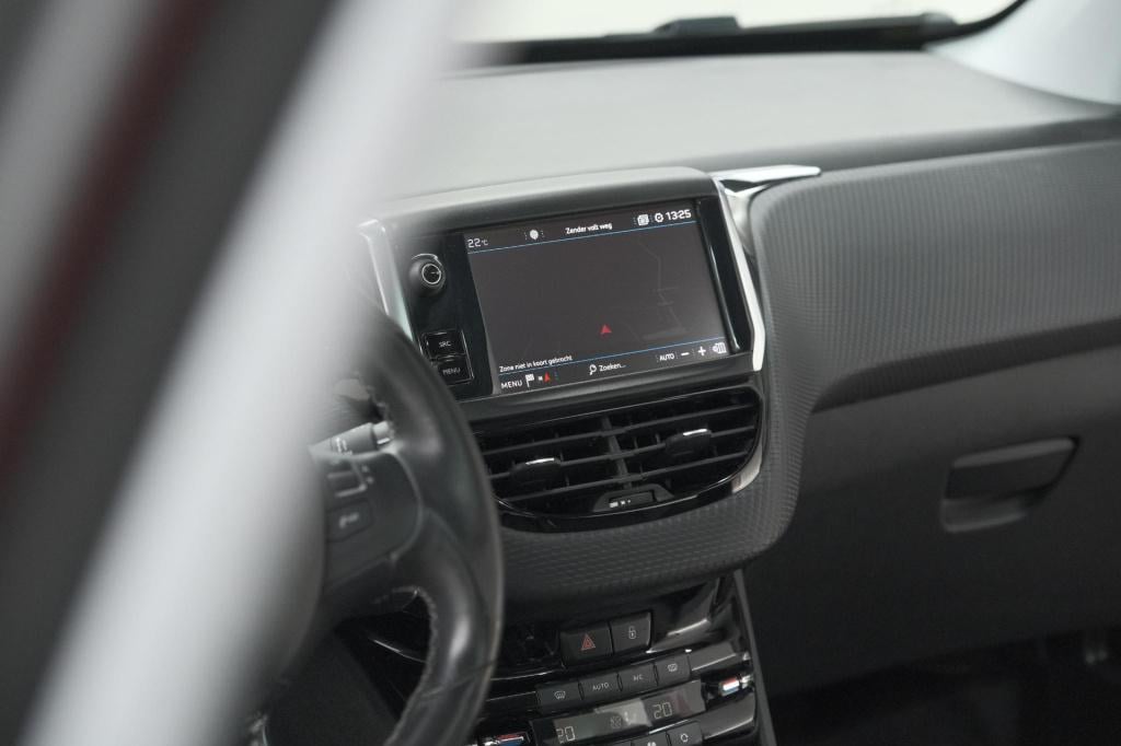 Peugeot 2008 1.2 puretech blue lease executive | all season banden | panora