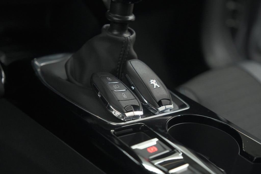Peugeot 208 puretech 100 allure | camera | navigatie | parkeersensoren | ap