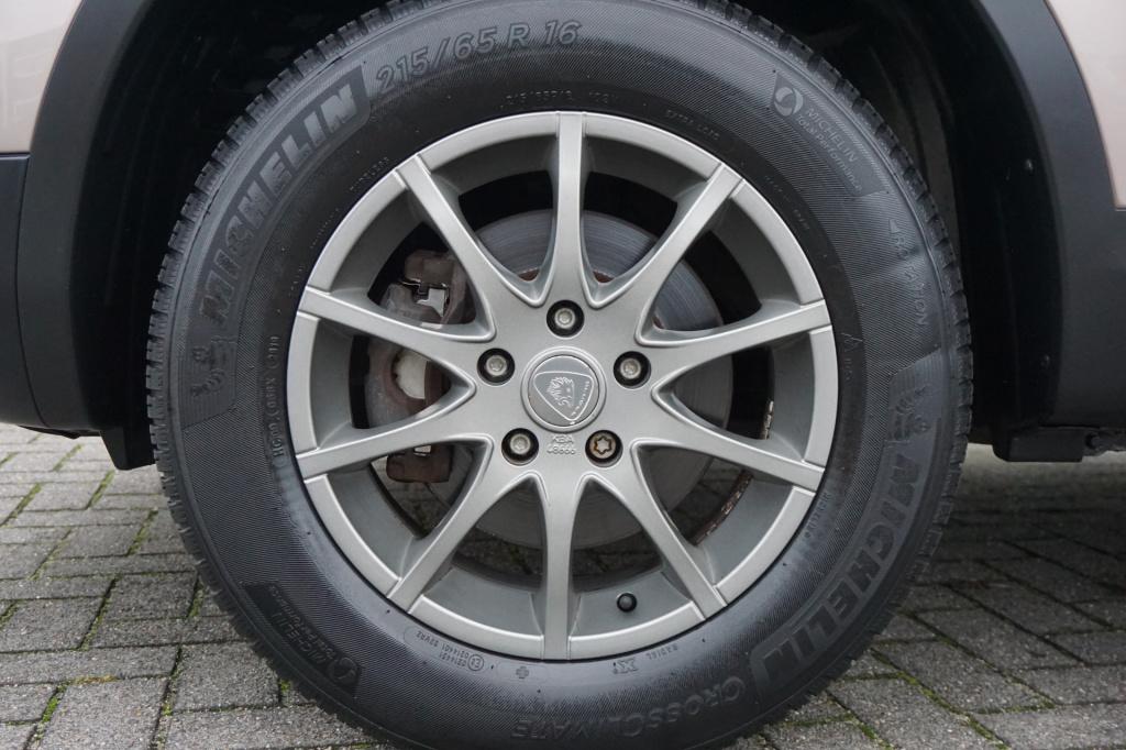 Nissan Qashqai 2.0 acenta automaat - airco / cruise / pano / parkeersens. /