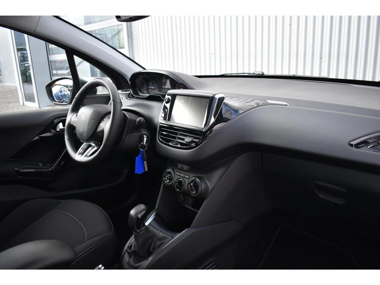 Peugeot 208 1.2 PureTech grijs APK 28-2-2027
