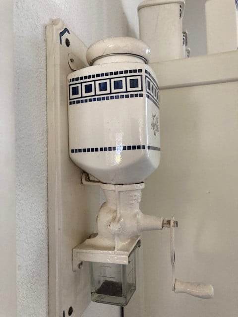 Te koop in Terneuzen oude wand koffiemolen. PeDe.