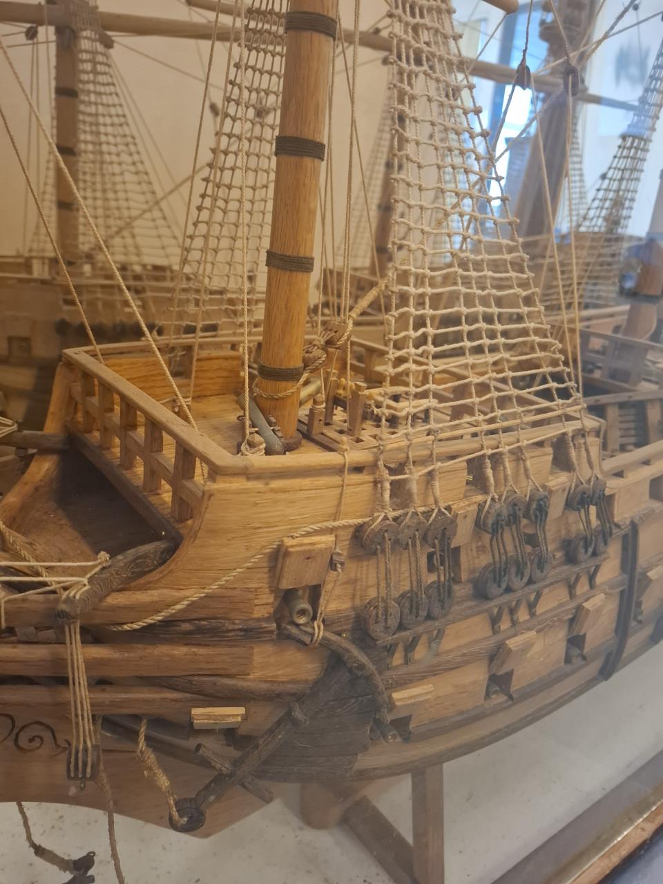 Unieke handgemaakte modelboot, spiegelschip Friesland 1665