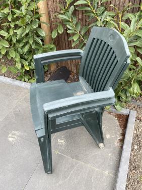 Gratis 2 stapelbare kunstof stoelen