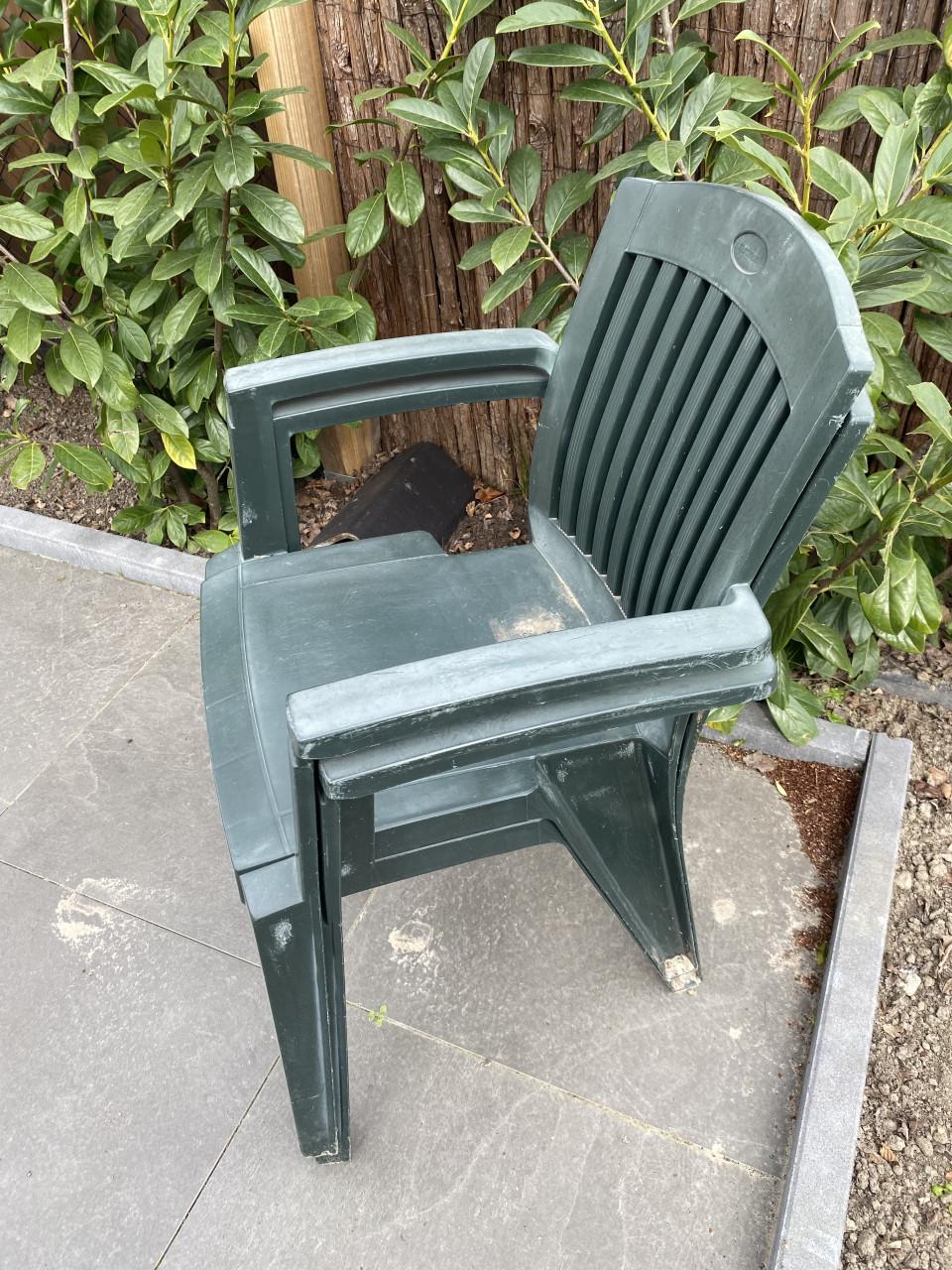 Gratis 2 stapelbare kunstof stoelen