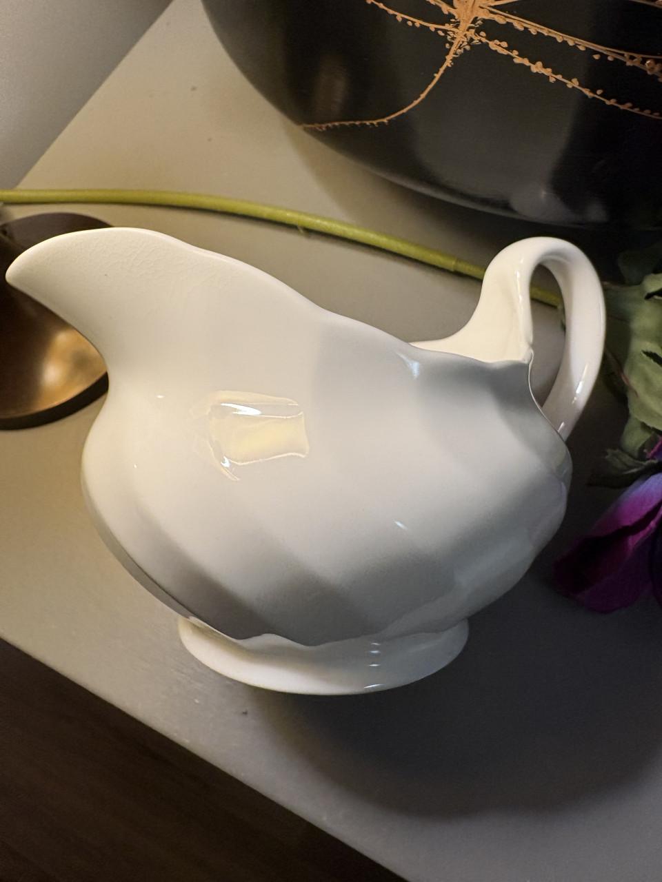 Roomwitte sauskom van Wedgwood.