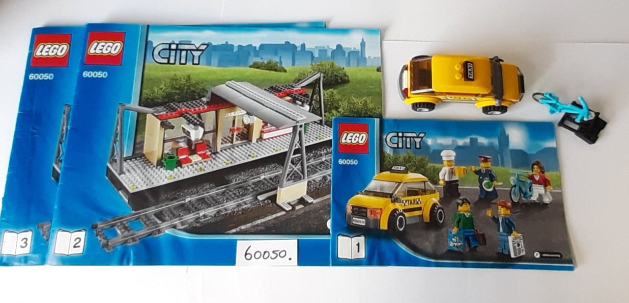 Lego City treinstation 60050: met taxi en 5 minifiguren
