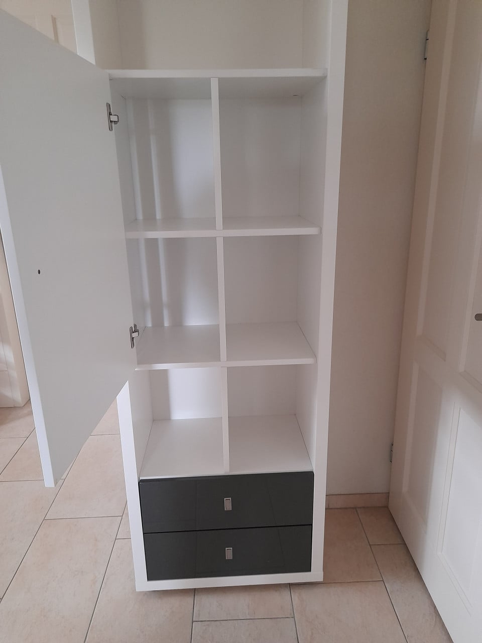 Prachtige XOOON kast 40 x 65 x 208 ( in goede nette staat)