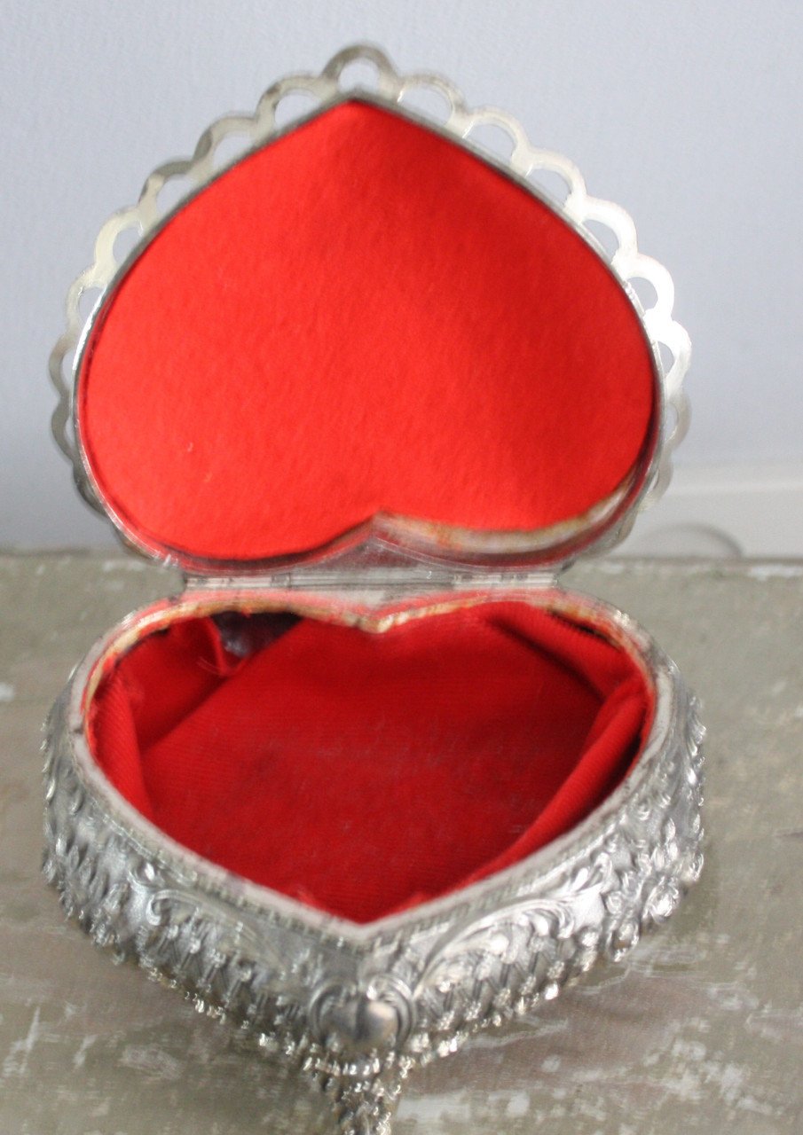 Mooi sieraden doosje hart vorm met mooie decoratie