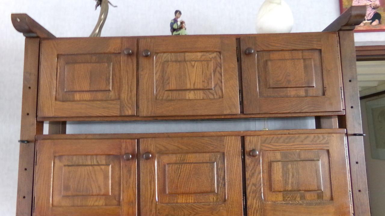 Massief eiken kast en massief eiken eethoek met zes stoelen