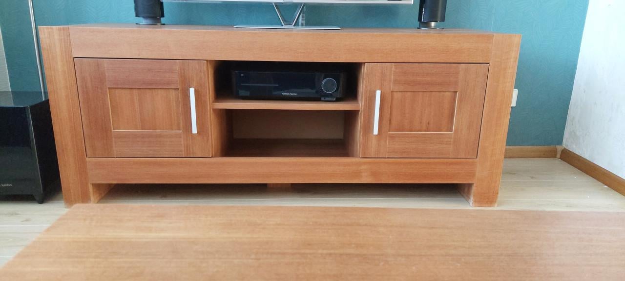 Dressoir, tv-meubel, salontafel, hoektafel, banken en eettafel met stoelen