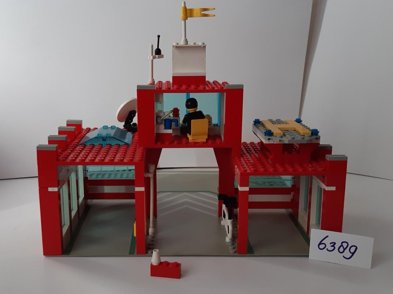 Lego Classic Town 6389: brandweerkazerne,heli, spuitwagen, brandweerauto