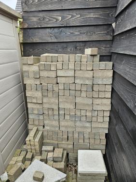 Gratis af te halen: Klinkers groot en klein
