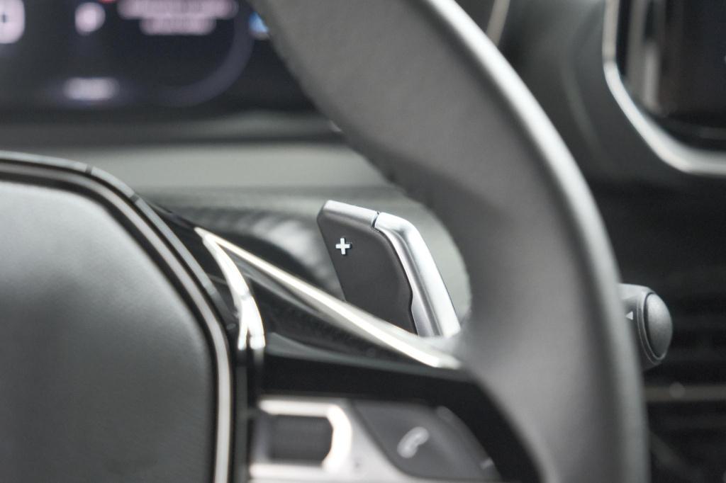 Peugeot 2008 1.2 hybrid 145 allure | apple carplay | climate control | park