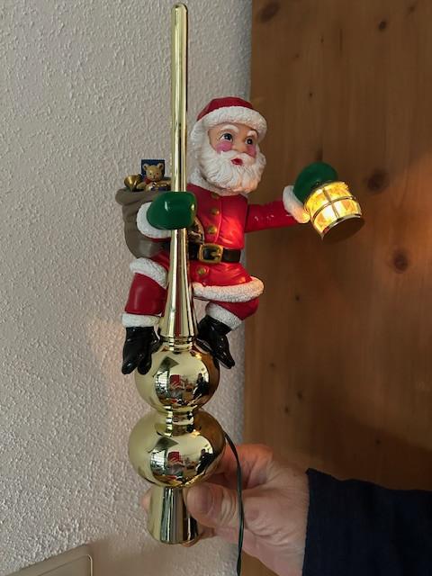 Bewegende Kerstman op piek. met lampje.