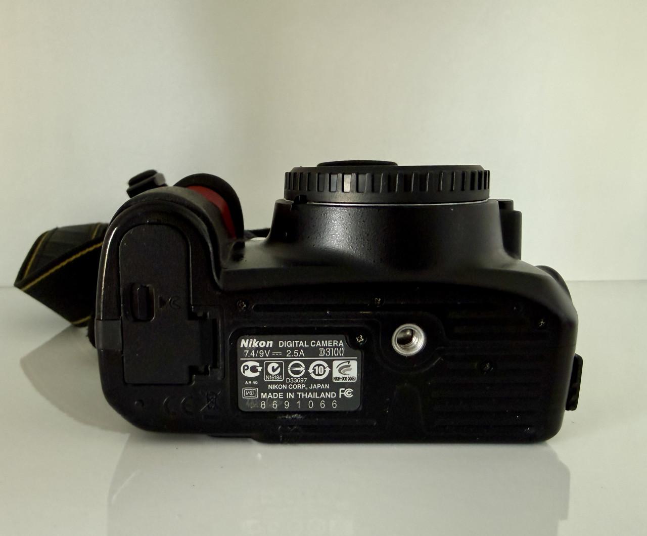 De Nikon D3100 body met Jupio batterijgrip