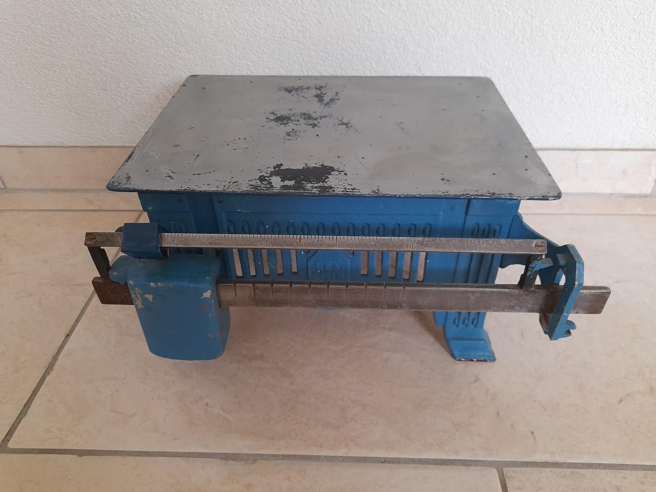 Antieke mechanisch tafelweegschaal met contragewicht.