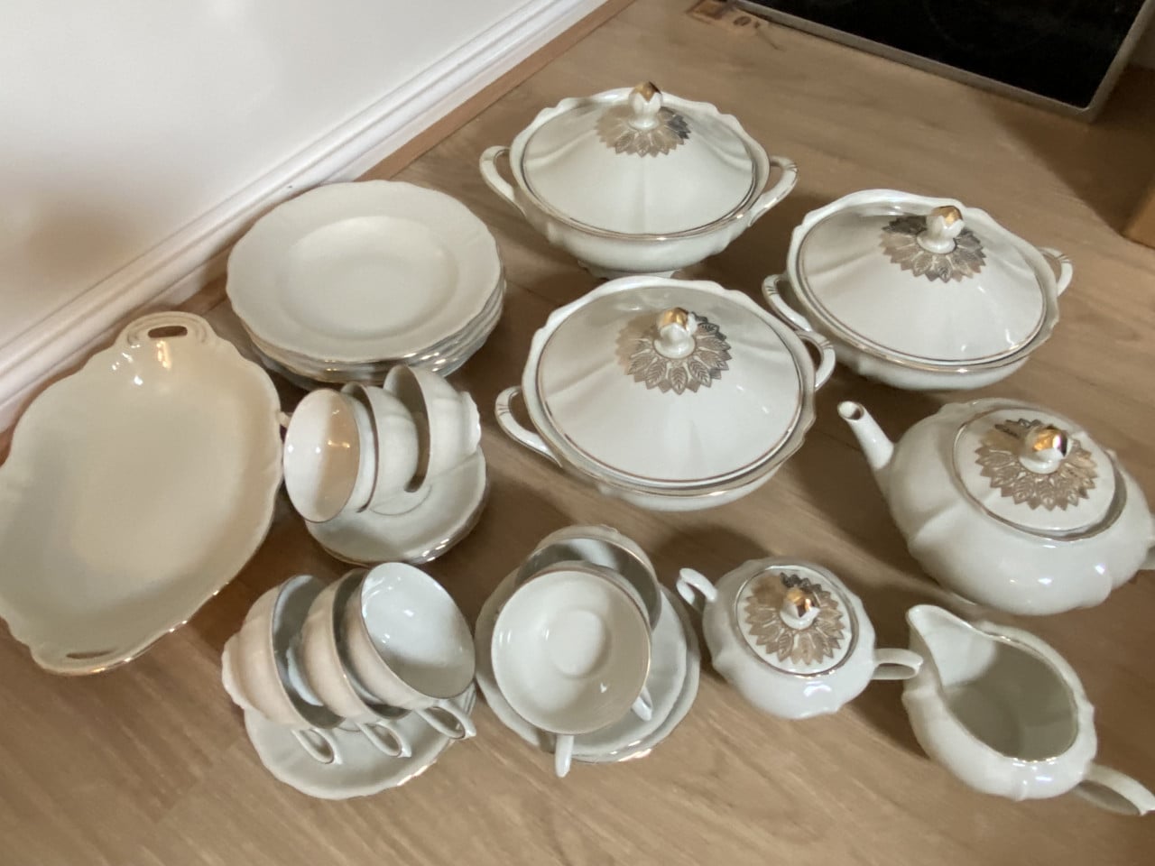 Prachtig servies met gouden details uit de jaren 50
