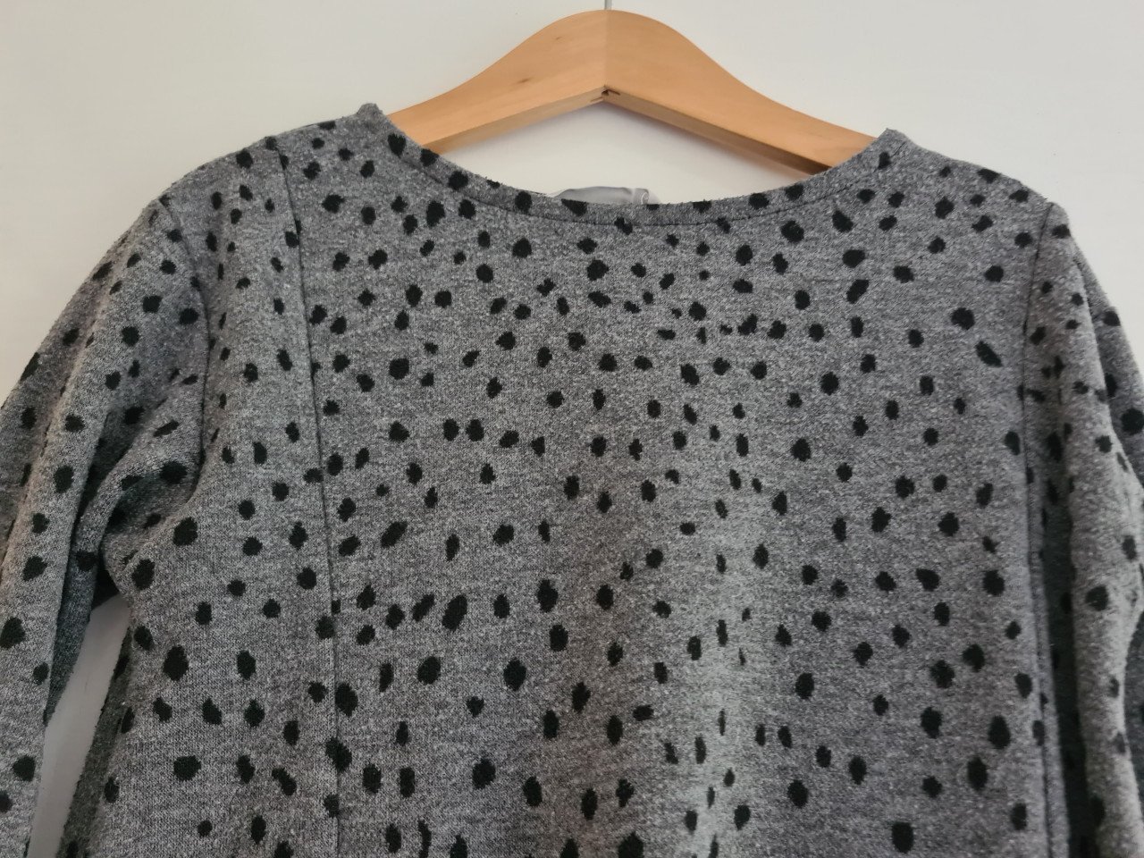 Grijs -zwarte bolletjes jurk van Zara Maat 122