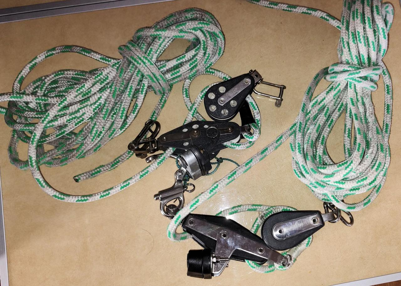 Te koop: 2x schoot of neerhaler katrol met klem